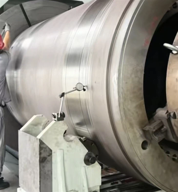8000-Ton Built-in Punching Cylinder